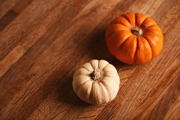 Two decorative pumpkins on wooden table — Stock Photo, Image