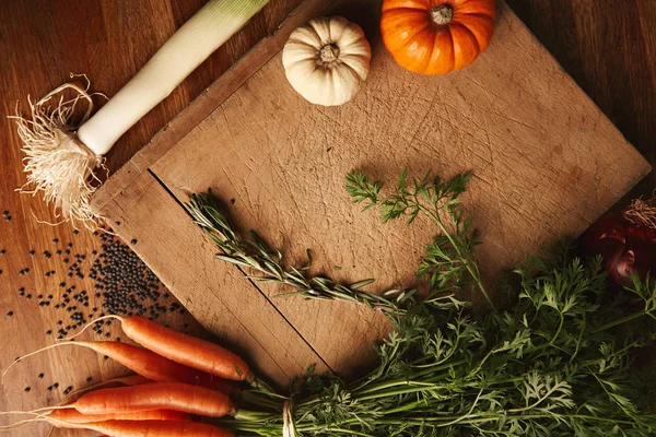 Sebze ve bir eski kesme tahtası üzerinde mercimek — Stok fotoğraf