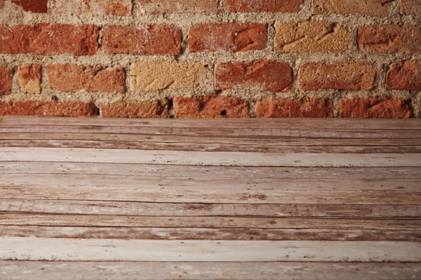 Tekstur meja kayu dan dinding bata — Stok Foto