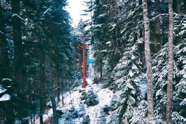 Renkli sandalye ile eski vintage teleferik