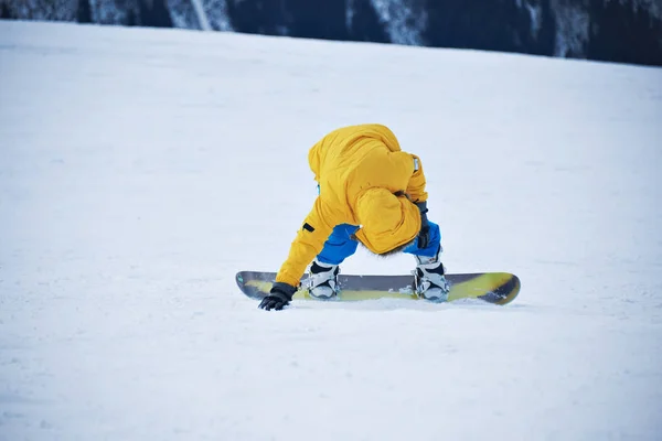 Snowboarding in mountains ski resort — Stock Photo, Image