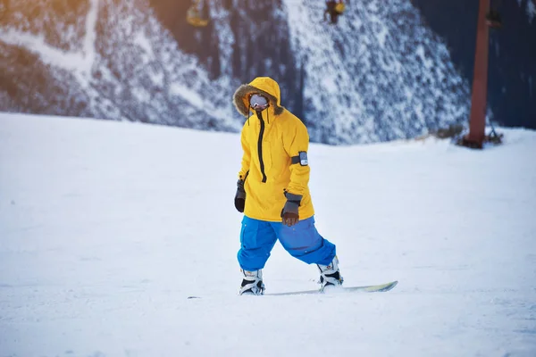 Snowboarding in mountains ski resort — Stock Photo, Image