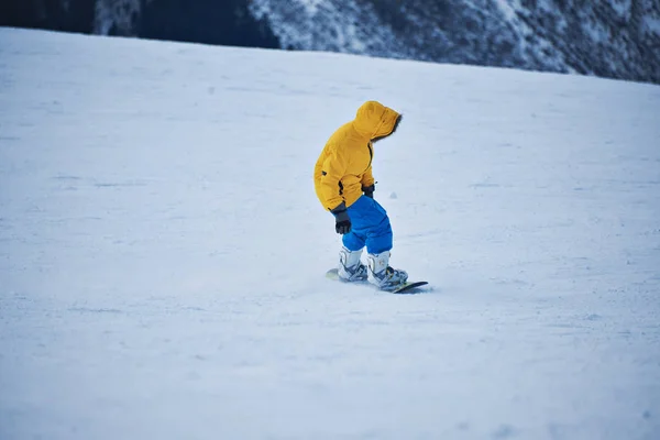 Snowboarding in mountains ski resort — Stock Photo, Image