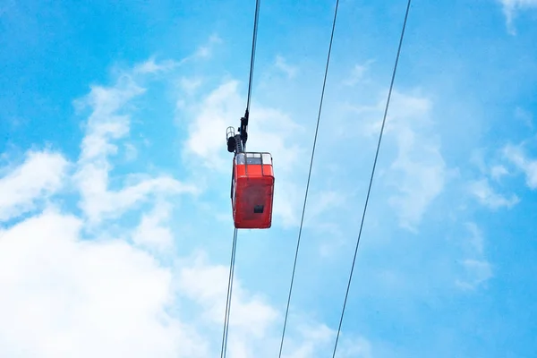 空気中の様々 なケーブルカー — ストック写真