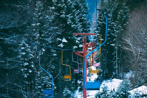 Oude vintage skilift met kleurrijke stoelen — Stockfoto