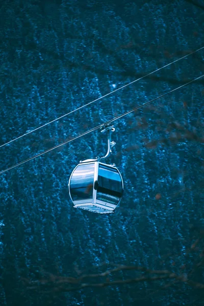 Varios teleféricos en el aire — Foto de Stock