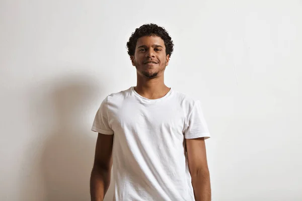 Hombre negro sonriente en camiseta blanca — Foto de Stock