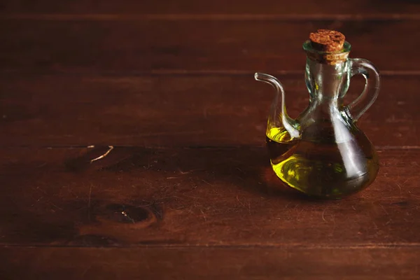Aceite de oliva en dispensador de vidrio — Foto de Stock