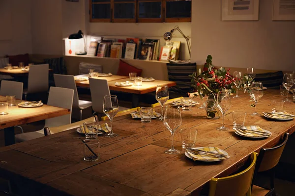 Servindo mesa de jantar conjunto — Fotografia de Stock