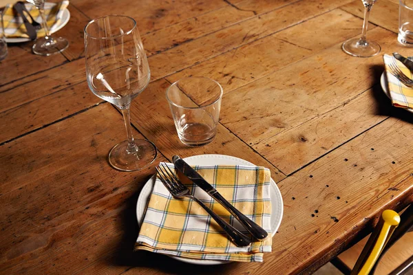 Servindo mesa de jantar conjunto — Fotografia de Stock