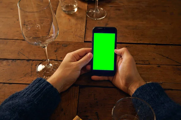 Uso del teléfono móvil en el restaurante — Foto de Stock