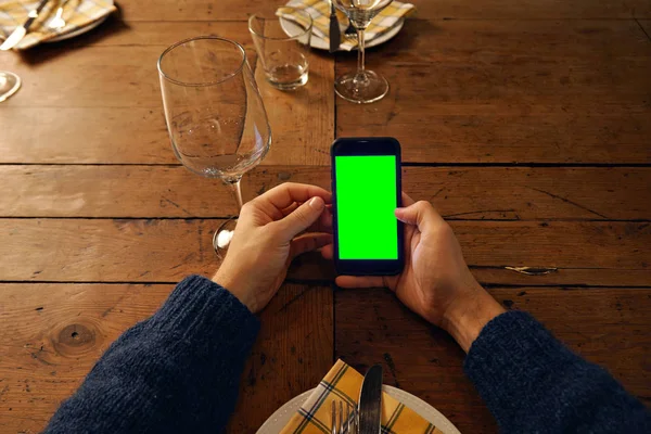 Використання мобільного телефону в ресторані — стокове фото