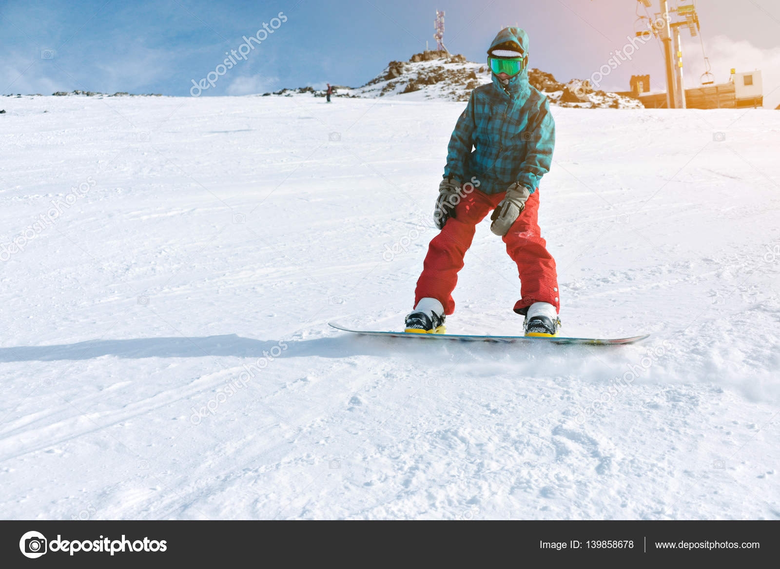 Chica aprende snowboard en las montañas en invierno — Foto de