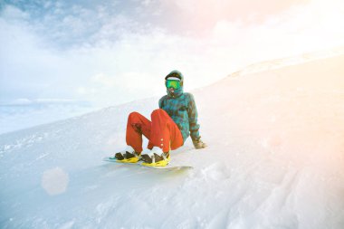Dağlarda kış snowboard kız öğrenir