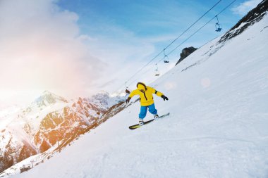 Gün batımında dağlarda snowboard