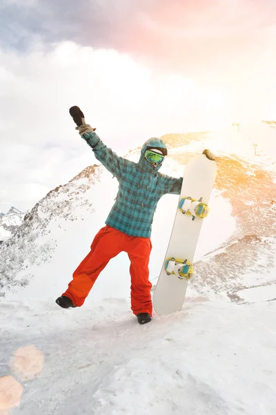 Menina aprende snowboard em montanhas no inverno — Fotografia de Stock