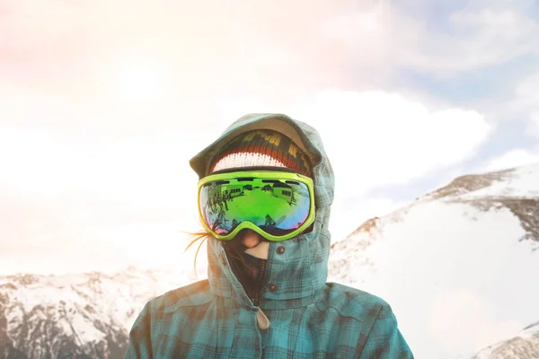 Girl learns snowboarding in mountains at winter — Stock Photo, Image
