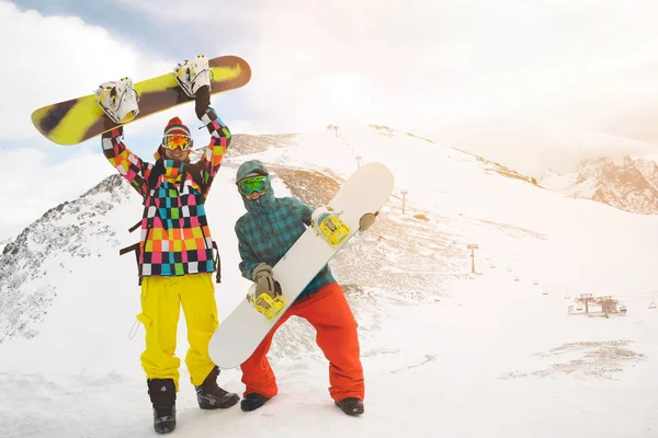 Snowboarding amigos em montanhas no inverno — Fotografia de Stock