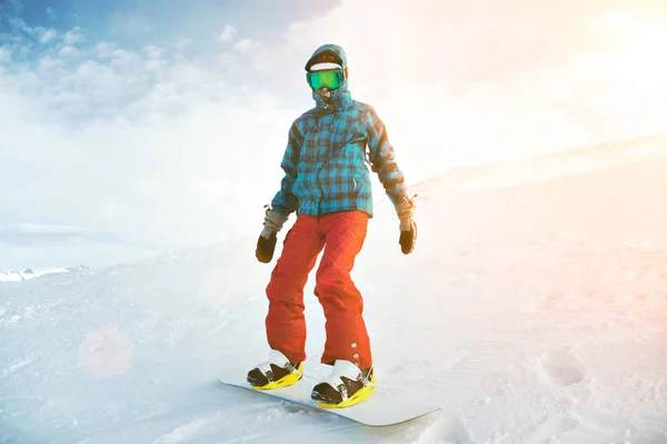 Menina aprende snowboard em montanhas no inverno — Fotografia de Stock