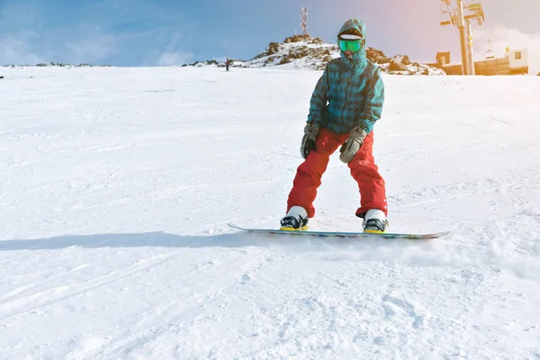 Girl learns snowboarding in mountains at winter — Stock Photo, Image