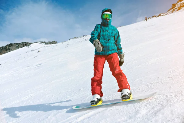 Menina aprende snowboard em montanhas no inverno — Fotografia de Stock