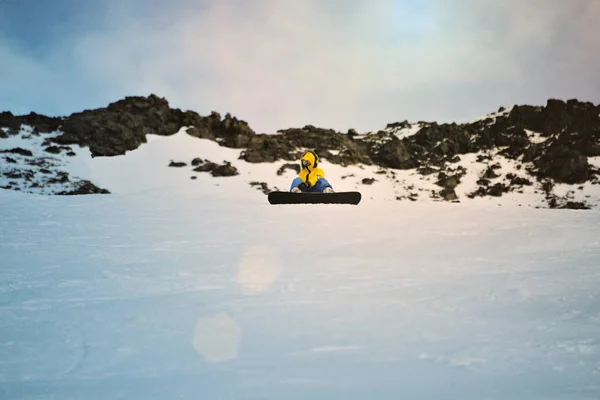 Snowboard a naplementét a hegyek — Stock Fotó