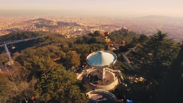 Vista su swing ride nel parco divertimenti — Video Stock