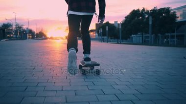 Kentsel sokakta kaykay üzerinde sörf