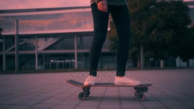 Kentsel sokakta kaykay üzerinde sörf