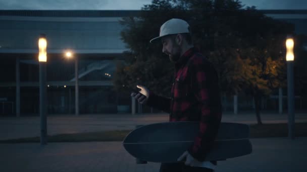 Surfování na skateboard na městské ulici — Stock video