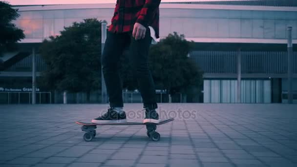 Surfing på skateboard på urban street — Stockvideo