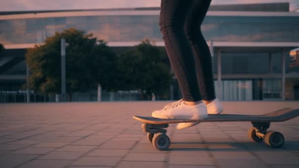 Surfing on skateboard on urban street — Stock Video