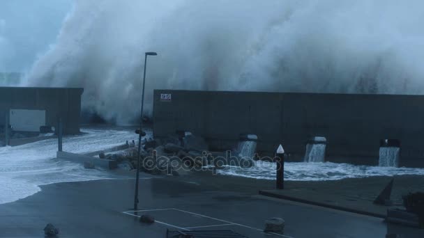 Forte tempestade na costa do mar — Vídeo de Stock