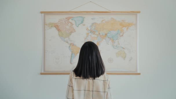 Planificación de viajes a casa en el mapa del mundo — Vídeo de stock