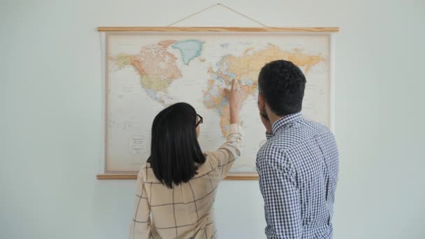 Planificación de viajes a casa en el mapa del mundo — Vídeos de Stock