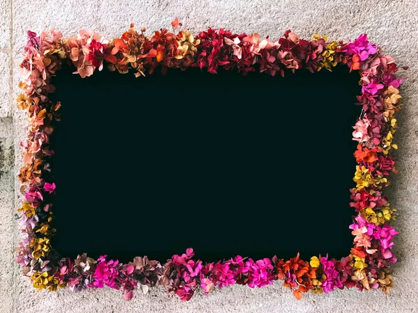 Kreidetafel mit Blumen umrahmt — Stockfoto