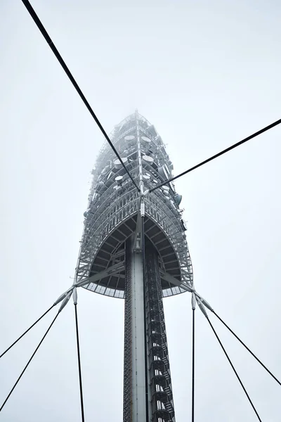 Torre de TV em dia nebuloso Imagens De Bancos De Imagens Sem Royalties