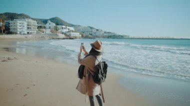Sahil hattı küçük Akdeniz kasabasında yakınındaki çekici kız yürüyor