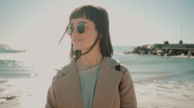 Sahil hattı küçük Akdeniz kasabasında yakınındaki çekici kız yürüyor