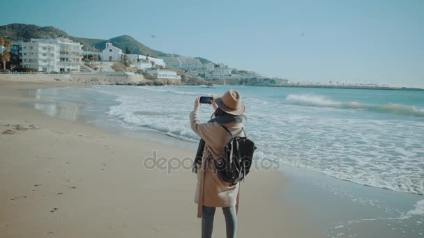 Menina atraente caminha perto da linha de costa em pequena cidade mediterrânea — Vídeo de Stock