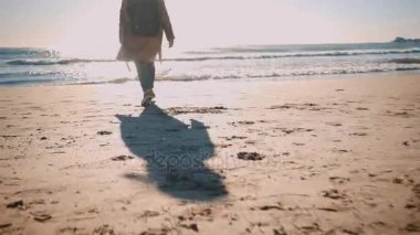 Sahil hattı küçük Akdeniz kasabasında yakınındaki çekici kız yürüyor