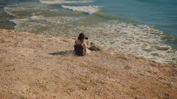 Menina atraente caminha perto da linha de costa em pequena cidade mediterrânea — Vídeo de Stock