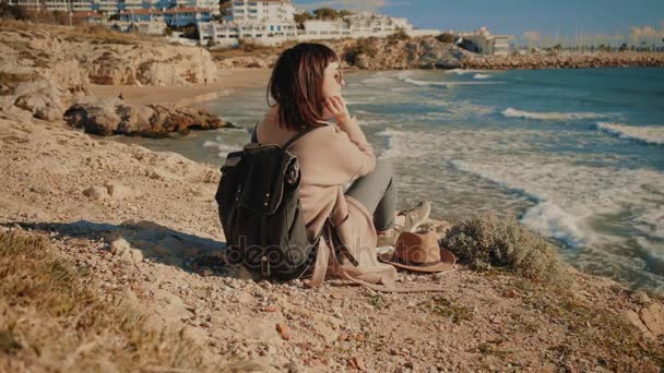Chica atractiva camina cerca de la línea de costa en la pequeña ciudad mediterránea — Vídeos de Stock