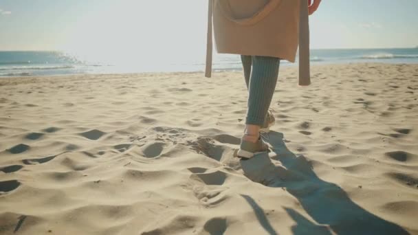 Привлекательная девушка прогуливается вдоль береговой линии в маленьком средиземноморском городке — стоковое видео
