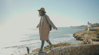 Sahil hattı küçük Akdeniz kasabasında yakınındaki çekici kız yürüyor