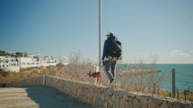 Erkek maceraperest güneşli gün geldi