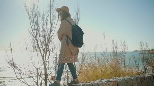 Attractive girl walks near shore line in small mediterranean town — Stock Video