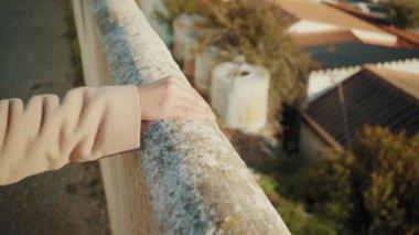 Eski şehirde çekici kız yürüyor