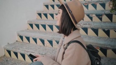 Çekici esmer kız müzik dinliyor