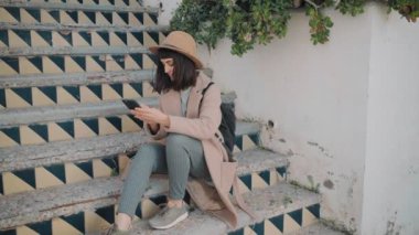 Çekici esmer kız müzik dinliyor